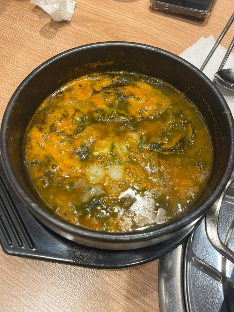 떡과 당면이 가득한 간장뼈찜