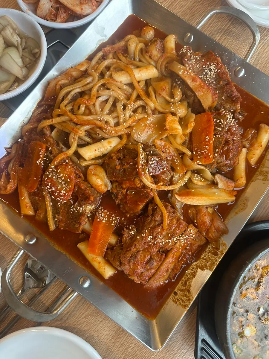 The table at Nuri Maeul Gamjatang Itaewon Branch after finishing the meal