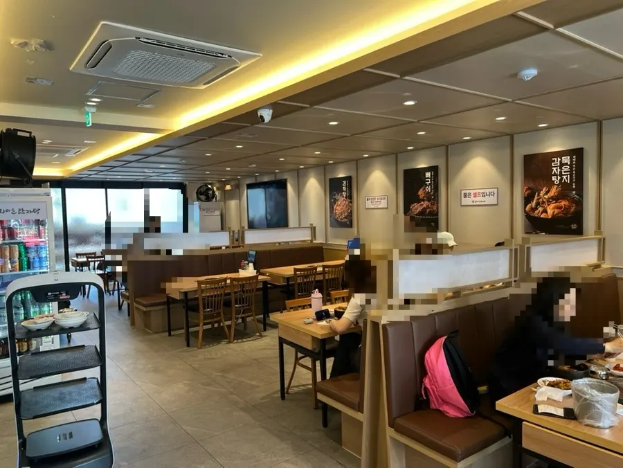 Tables in the restaurant during Saturday lunch