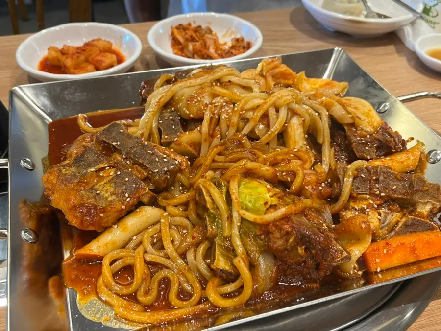 Bone stew noodle sides including udon, sujebi, and rice cake