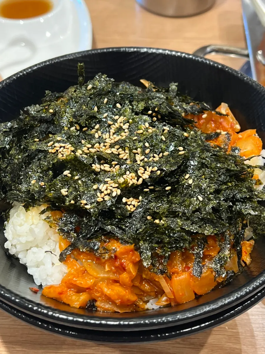 Self-fried rice topped with kimchi and seaweed flakes
