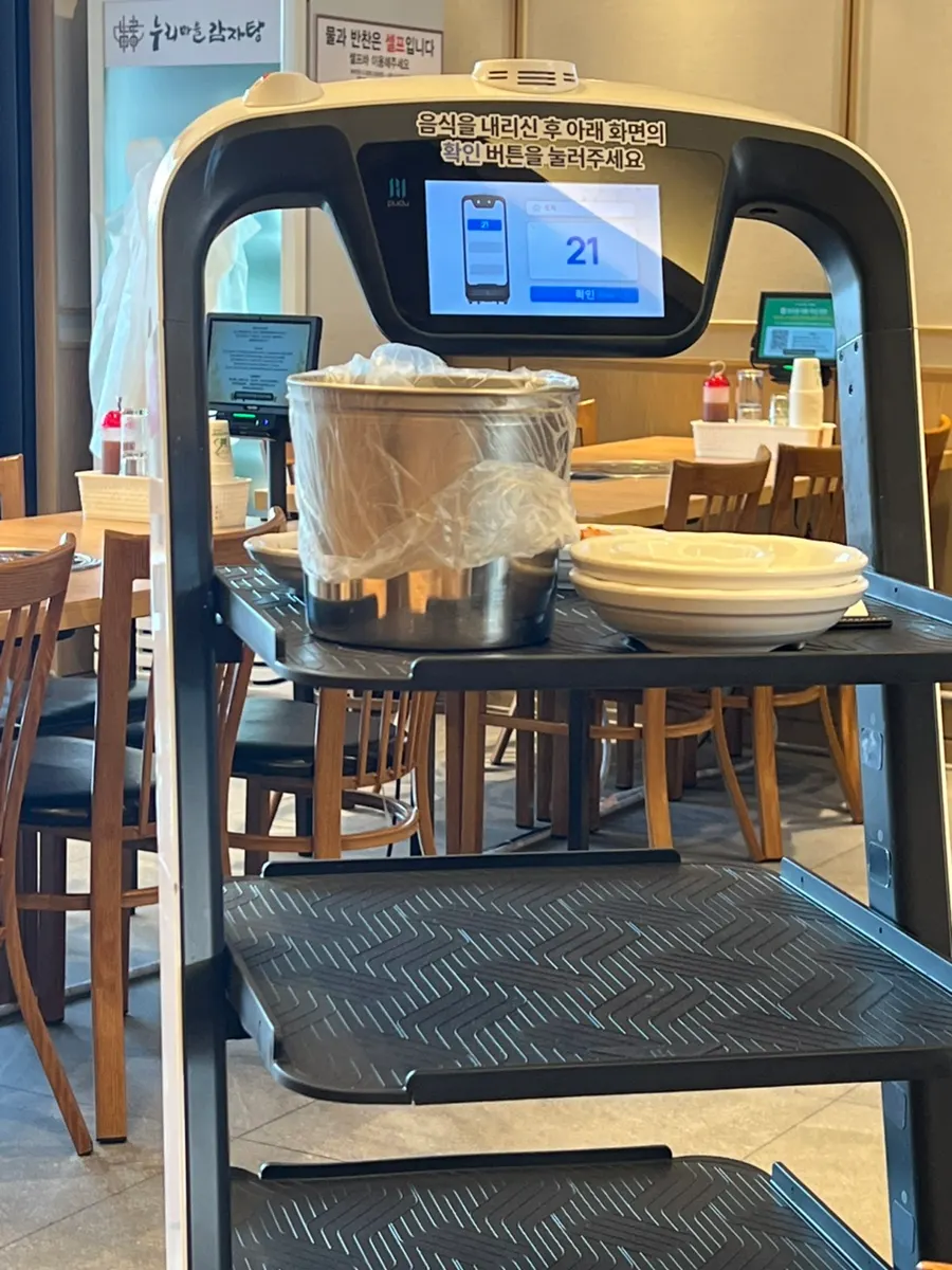 Serving robot delivering basic side dishes