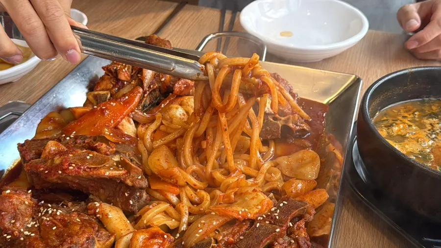 Udon add-in in spicy-seasoned pork bone braise