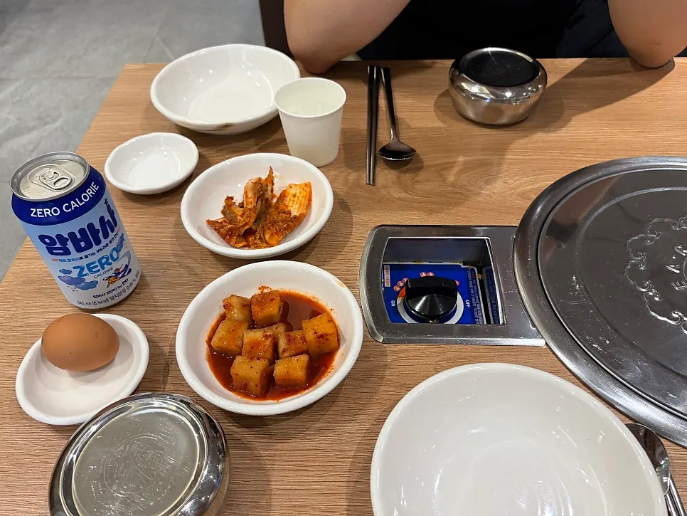 Standard side dishes: diced radish kimchi and fresh kimchi