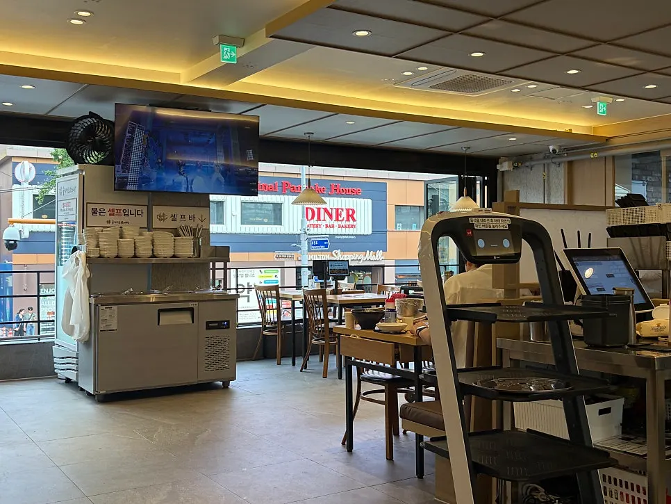 Self-serve bar in the center of the restaurant