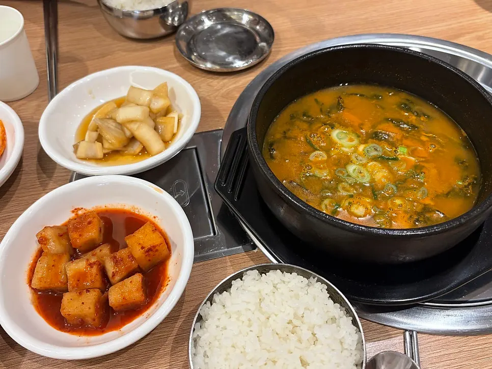 Full spread of gamjatang broth, rice, and side dishes
