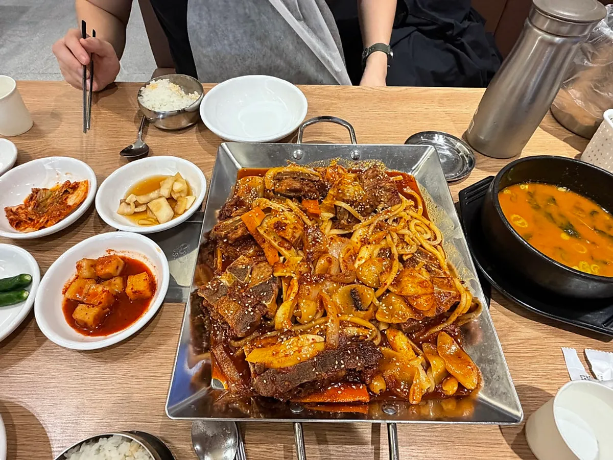 Spicy bone stew with udon noodles, sujebi, and rice cakes