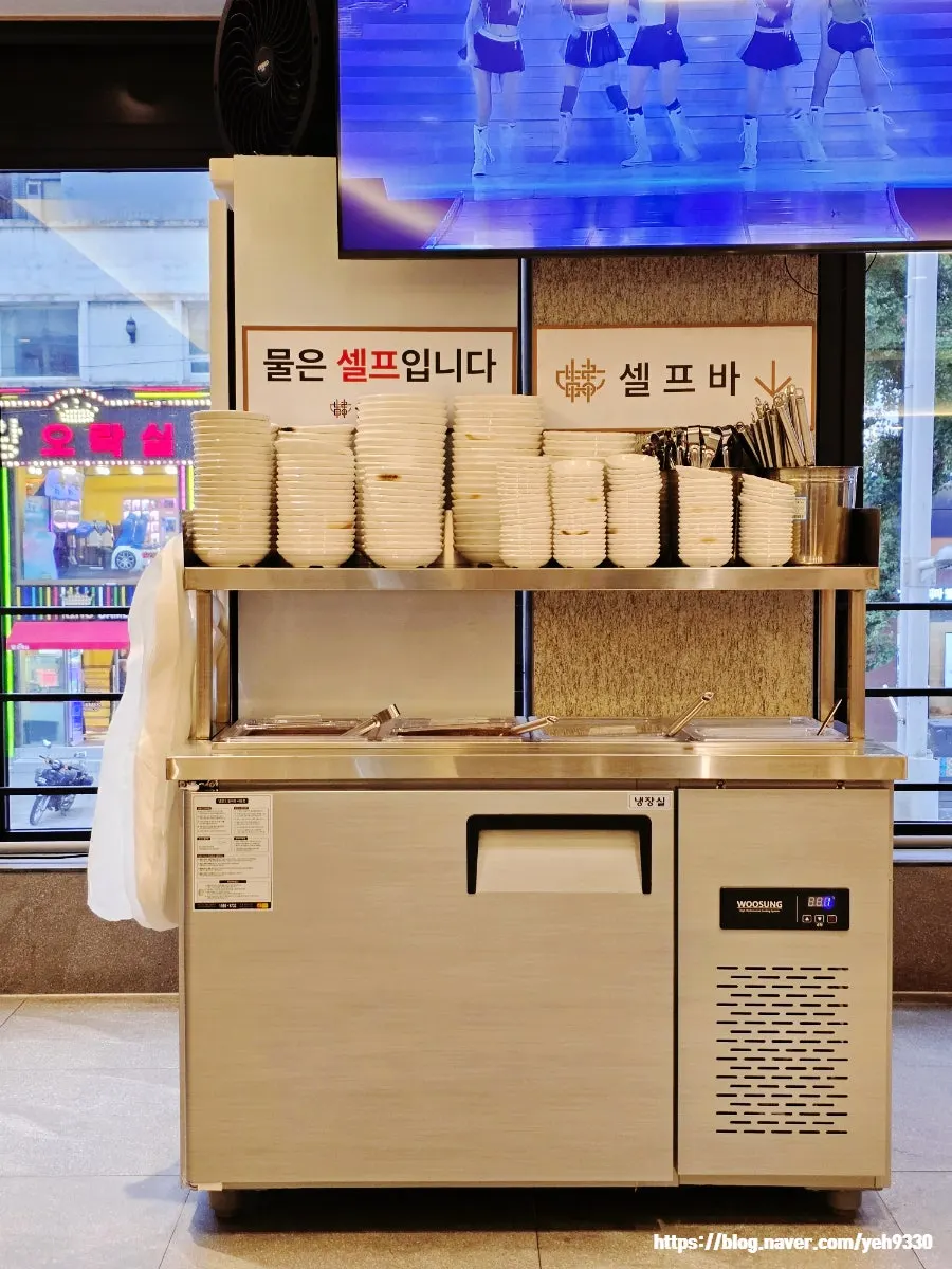 반찬과 접시를 놓은 셀프바