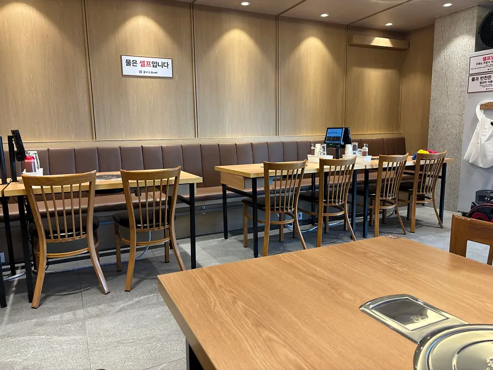 2층으로 올라가는 매장 계단 안내