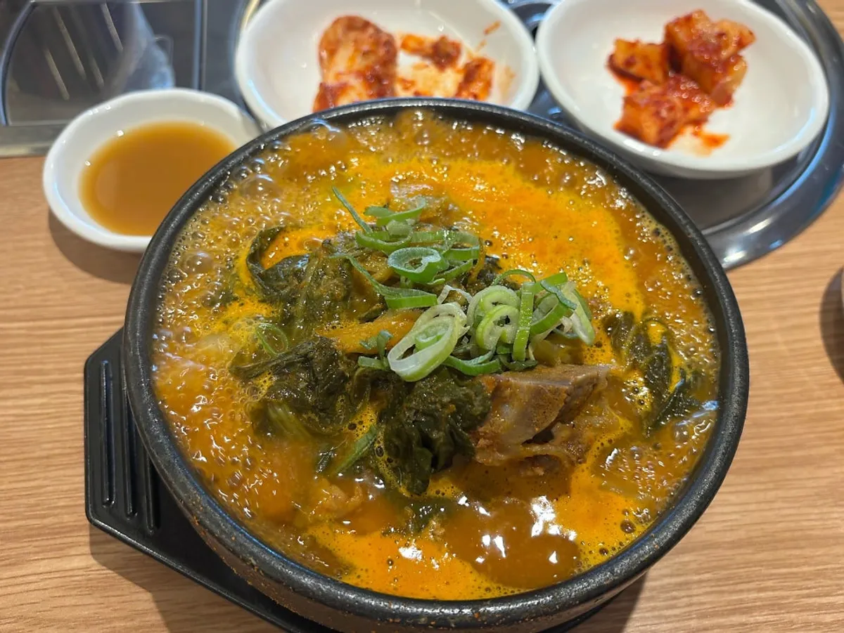 뚝배기에 담겨 나온 수제비뼈해장국 한 상
