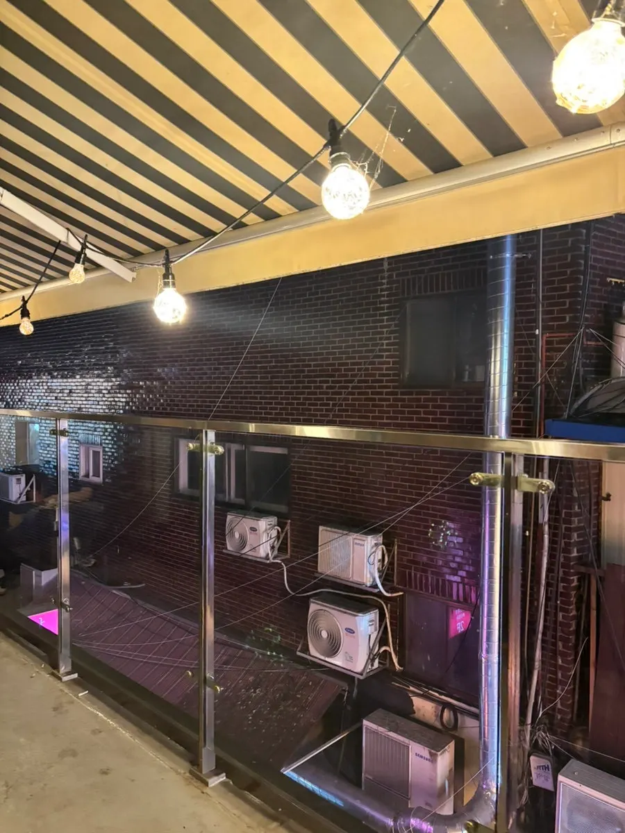 Interior lighting and seating at Yahwa Itaewon branch