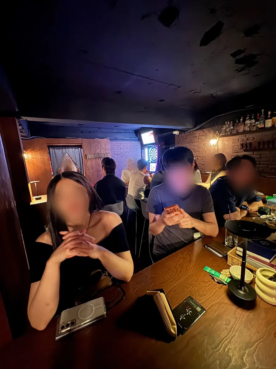 추억의 K-POP이 나오는 바 분위기
