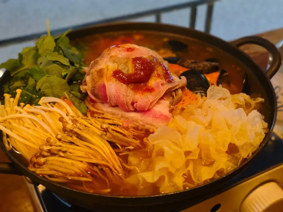 Jeongol hot pot and yukhoe spread at Ijillirya Yeonnam