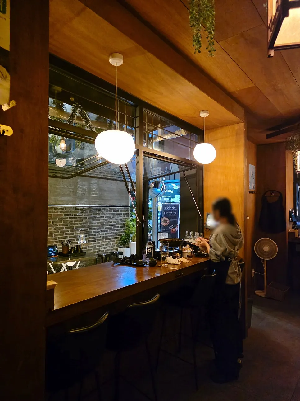 Full view of the outdoor seating at Ijillirya Yeonnam on an autumn evening