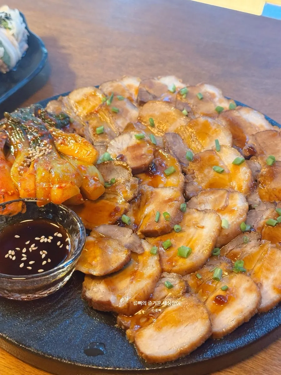 A plate of dongpa pork belly with sauce