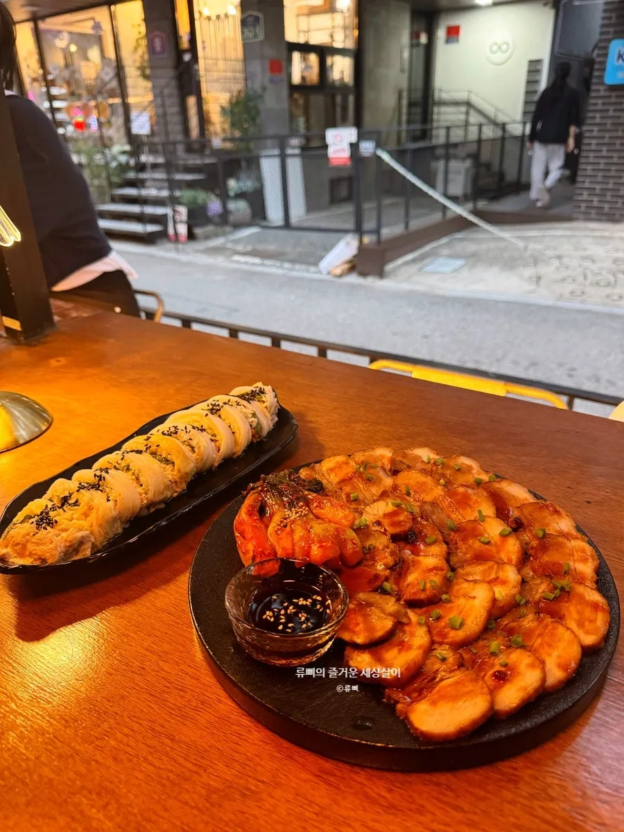 Side dishes and drinks set up at an outdoor bar seat