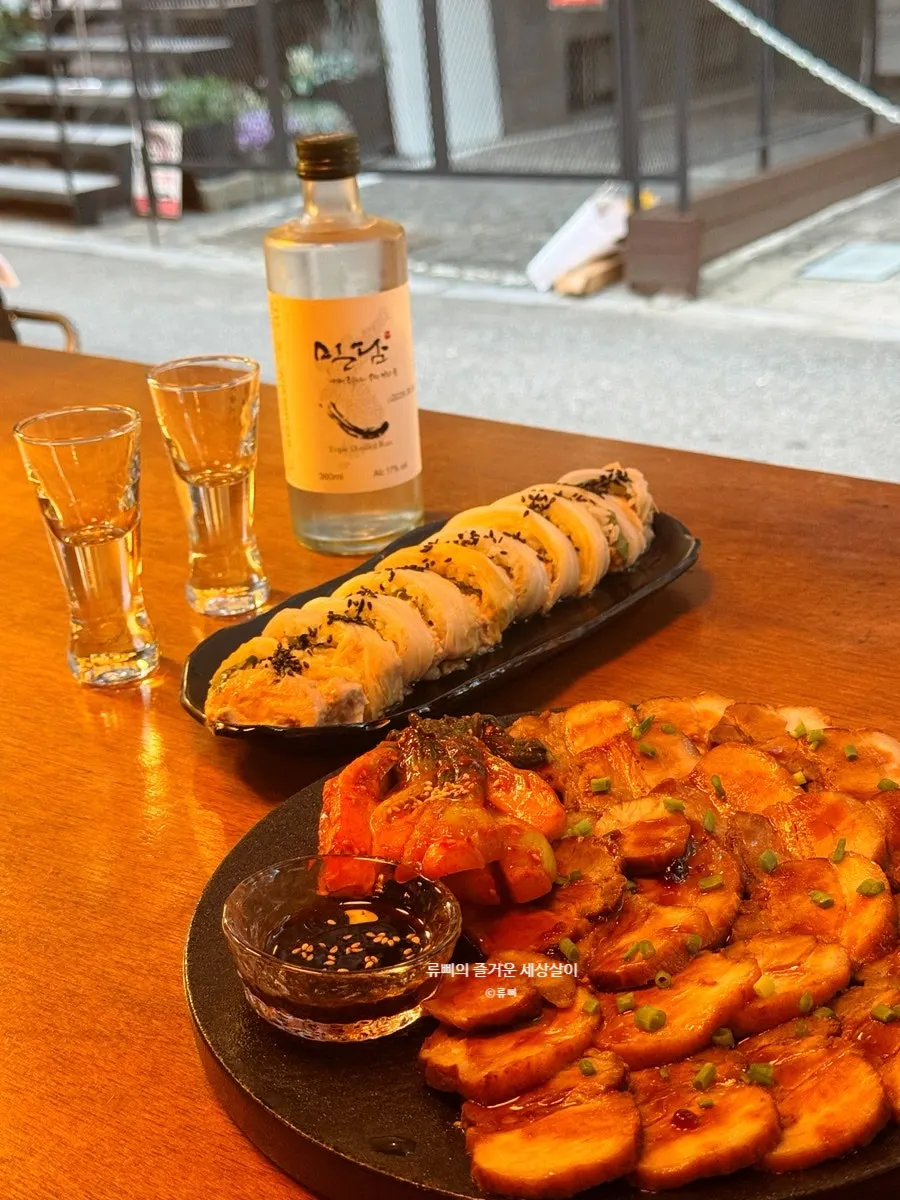 Table setup at the outdoor bar seat wrapping up a Yeonnam-dong date