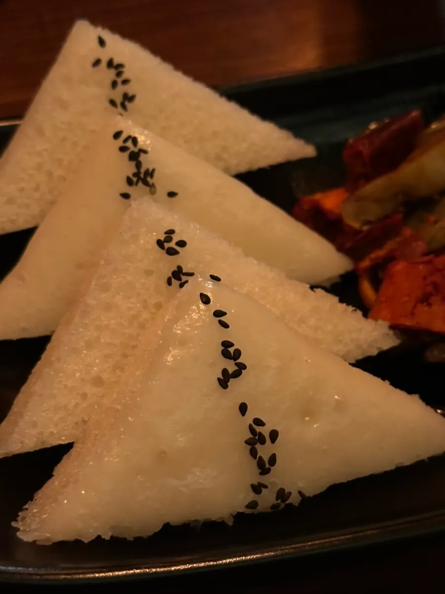 검은깨 박힌 뽀얀 술빵