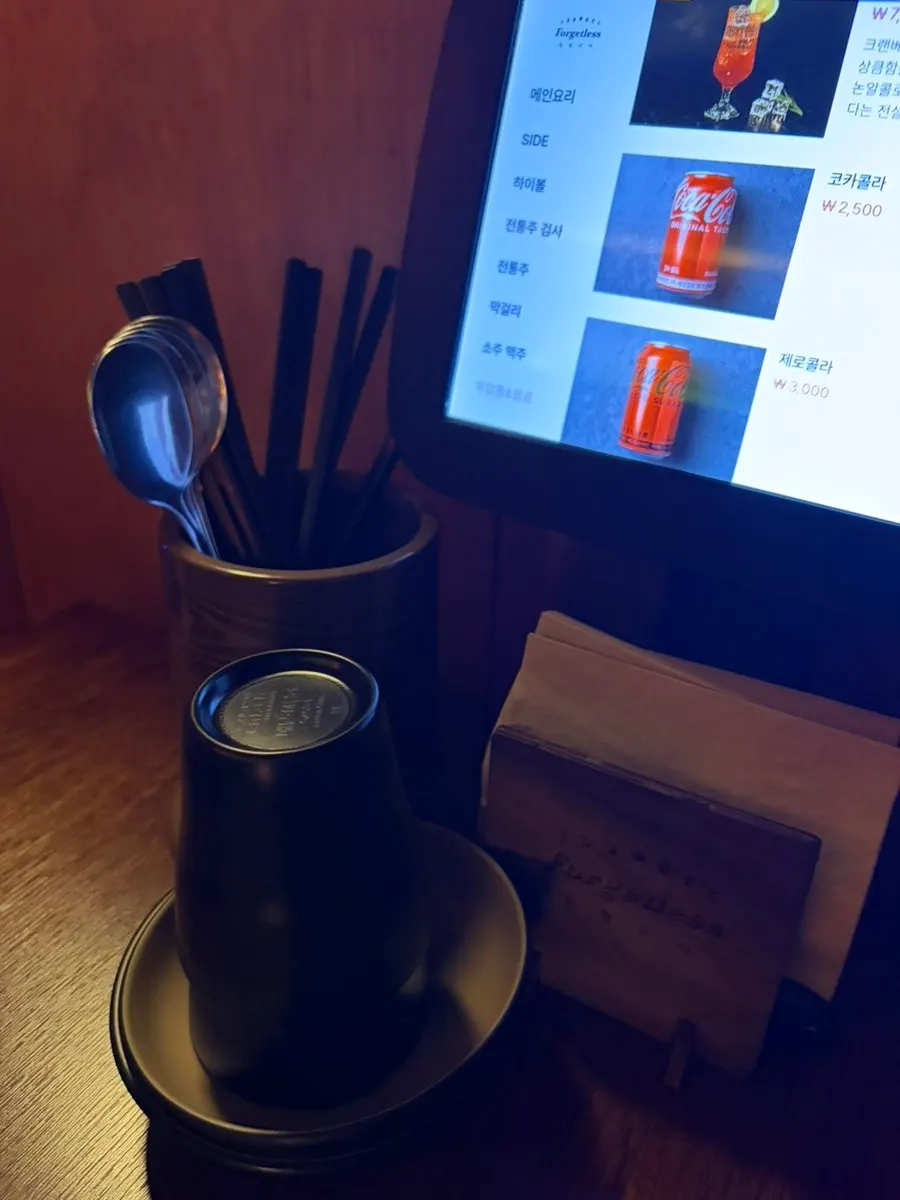 테이블에 준비된 앞접시와 수저세트