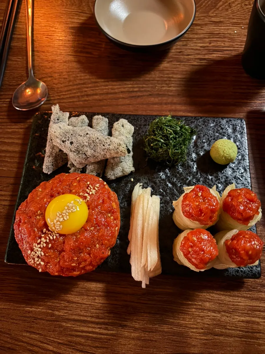 붉은맛 육회와 묵은지 참치말이 주문 상차림