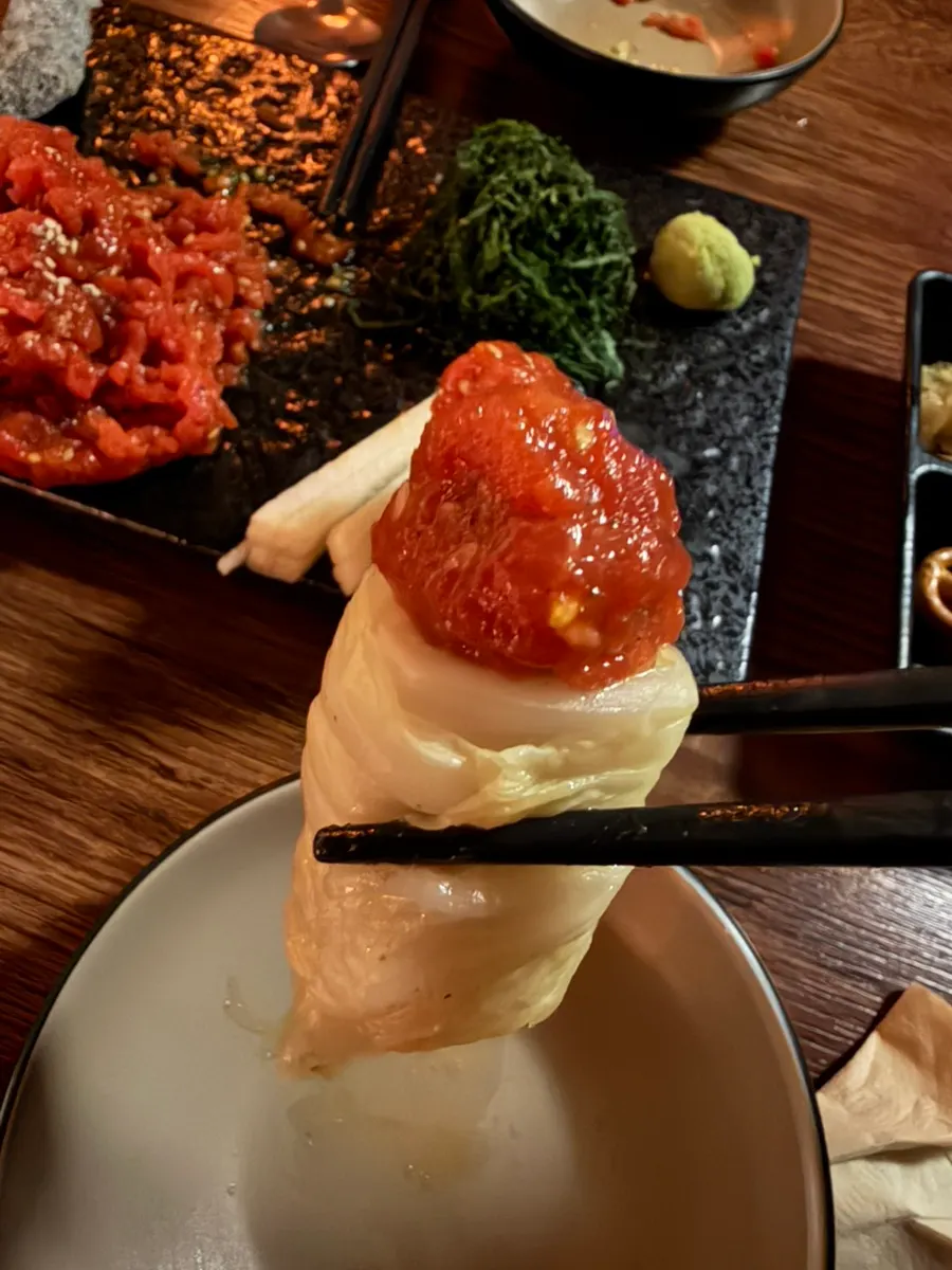 노른자로 코팅한 육회볼