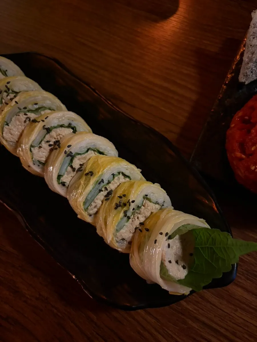 깻잎과 밥을 묵은지로 만 참치말이 단면
