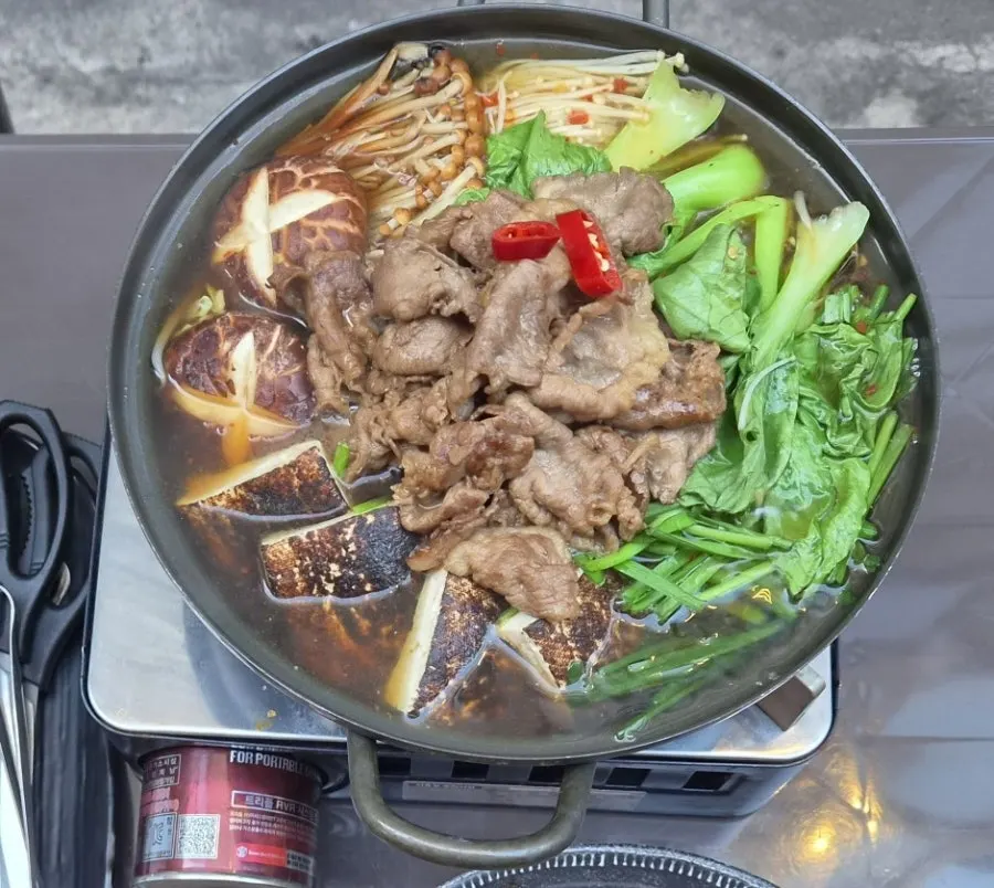 불고기와 여러 버섯이 가득한 나베
