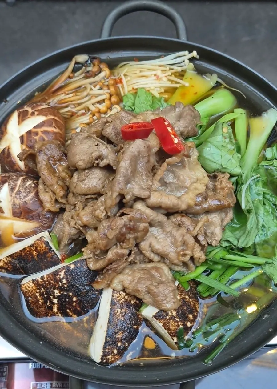 겉면이 노릇하게 익은 나베 두부