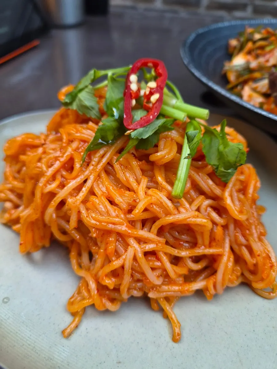 통통한 면발의 무침비빔면 클로즈업