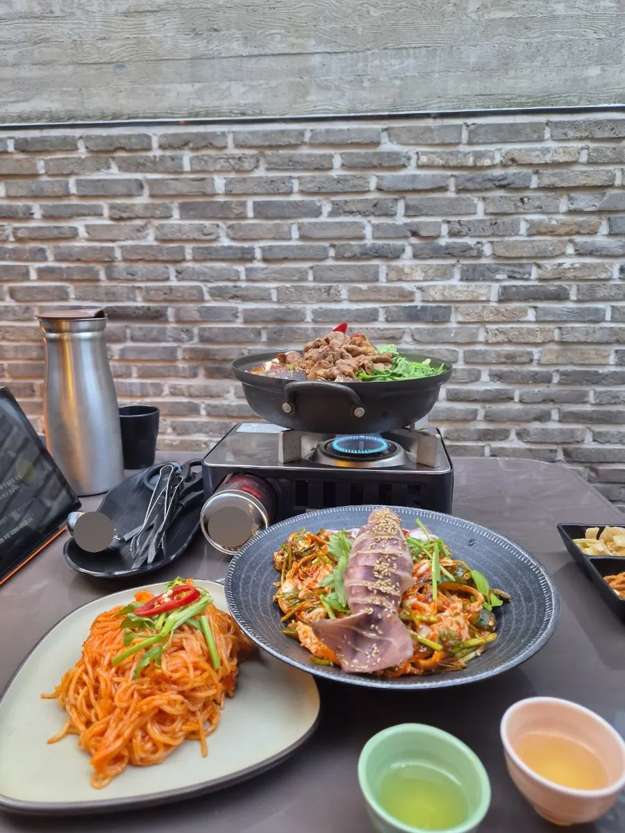 나베와 무침을 함께 차린 테이블