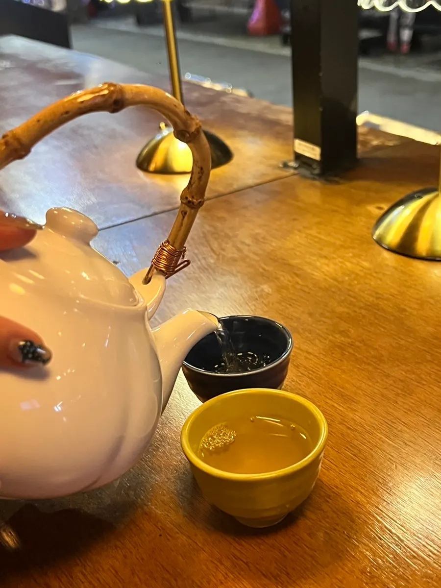 맑은 날씨의 연남동 테라스 좌석