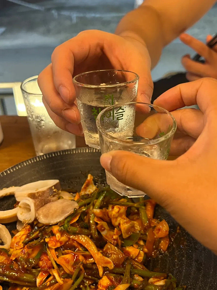 야채와 함께 집은 통오징어무침