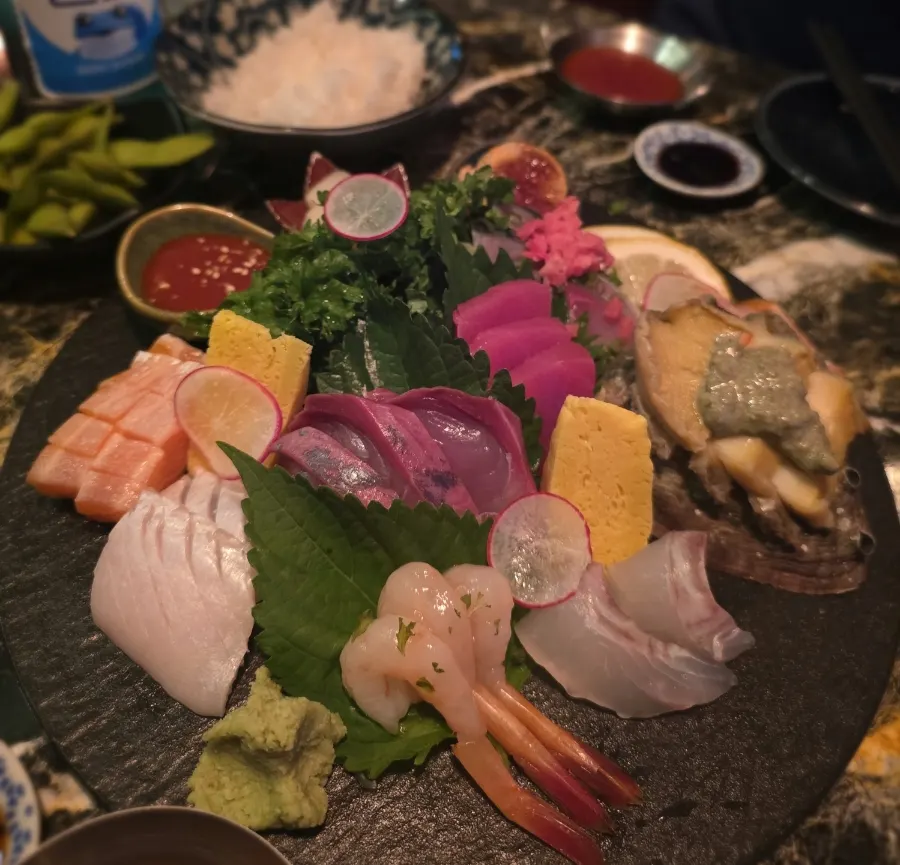 Assorted sashimi served first in the Ito Set