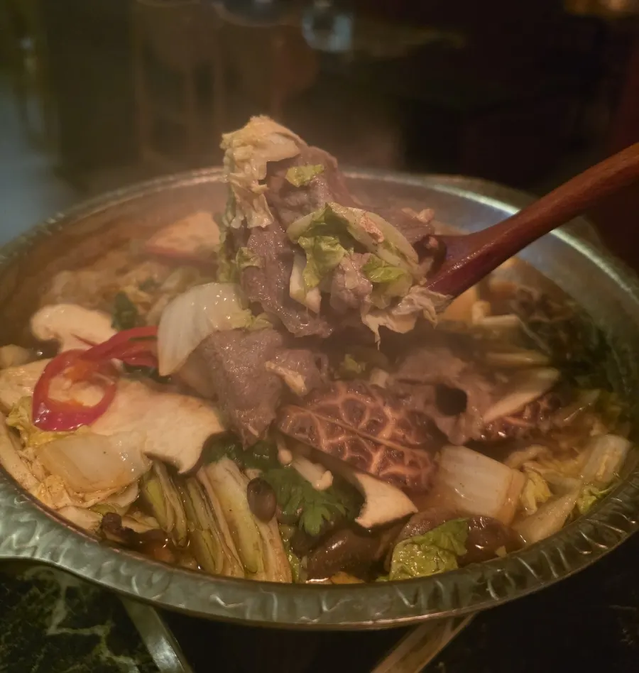 Ito sukiyaki with meat and vegetables