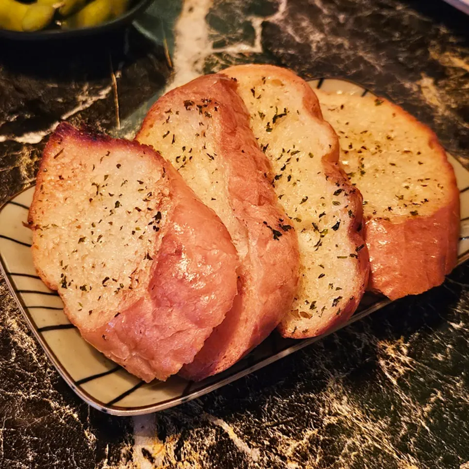 Crispy toasted garlic baguette