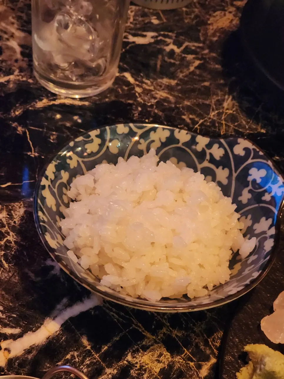 연어와 광어, 참치, 단새우가 담긴 모듬사시미