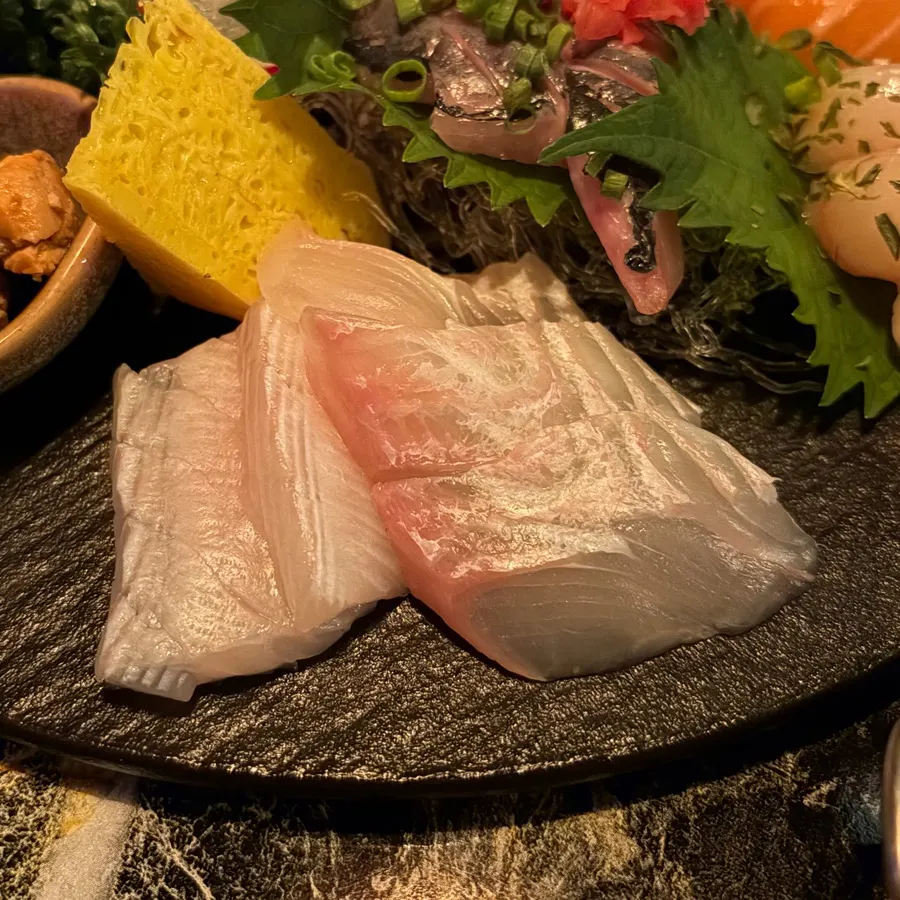 Full plating of Ito's assorted sashimi platter