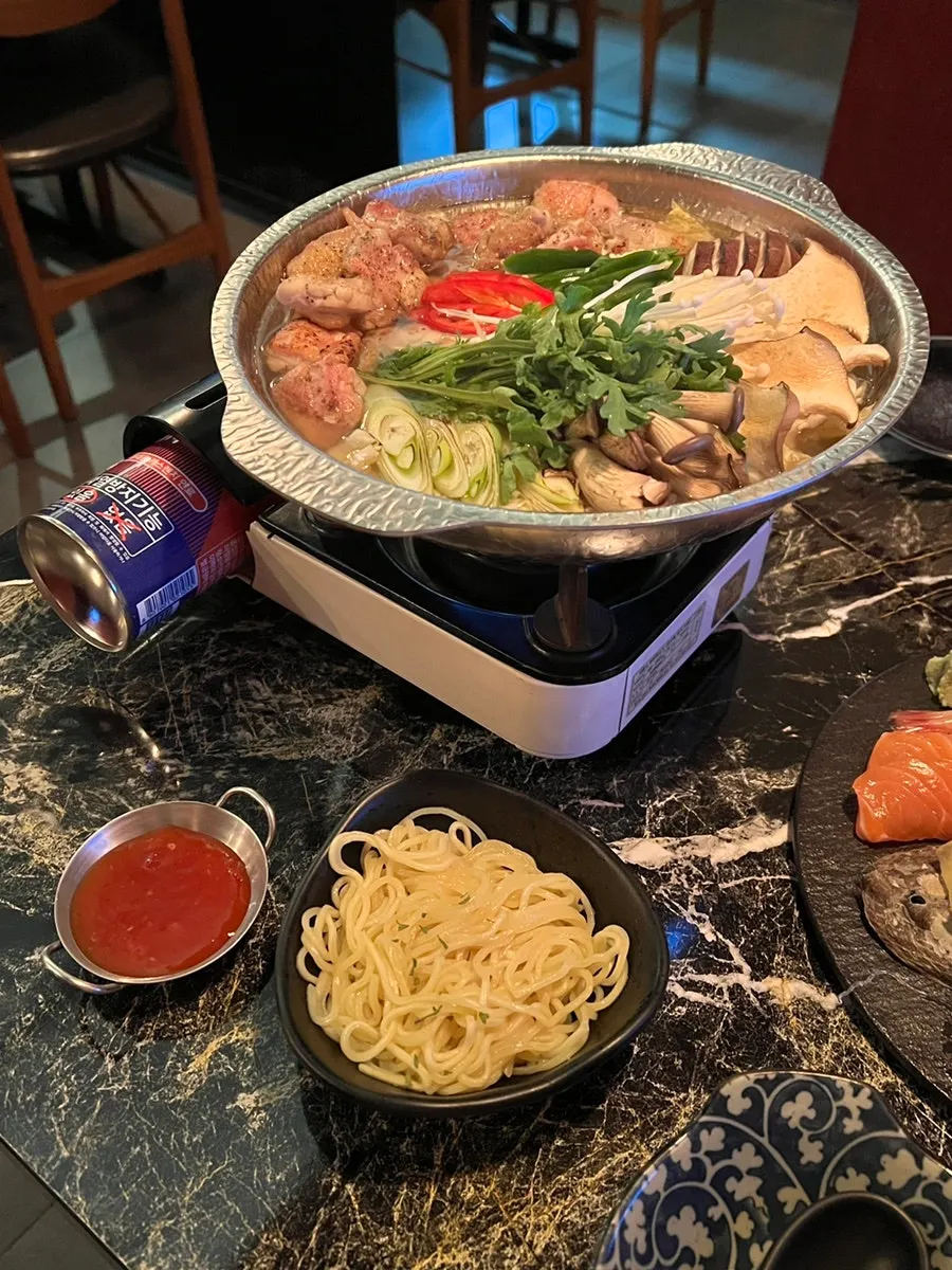The mizutaki chicken hot pot before boiling
