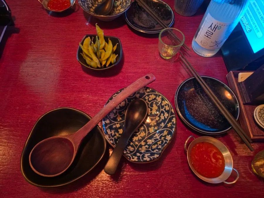작은 종바리에 담긴 칠리소스
