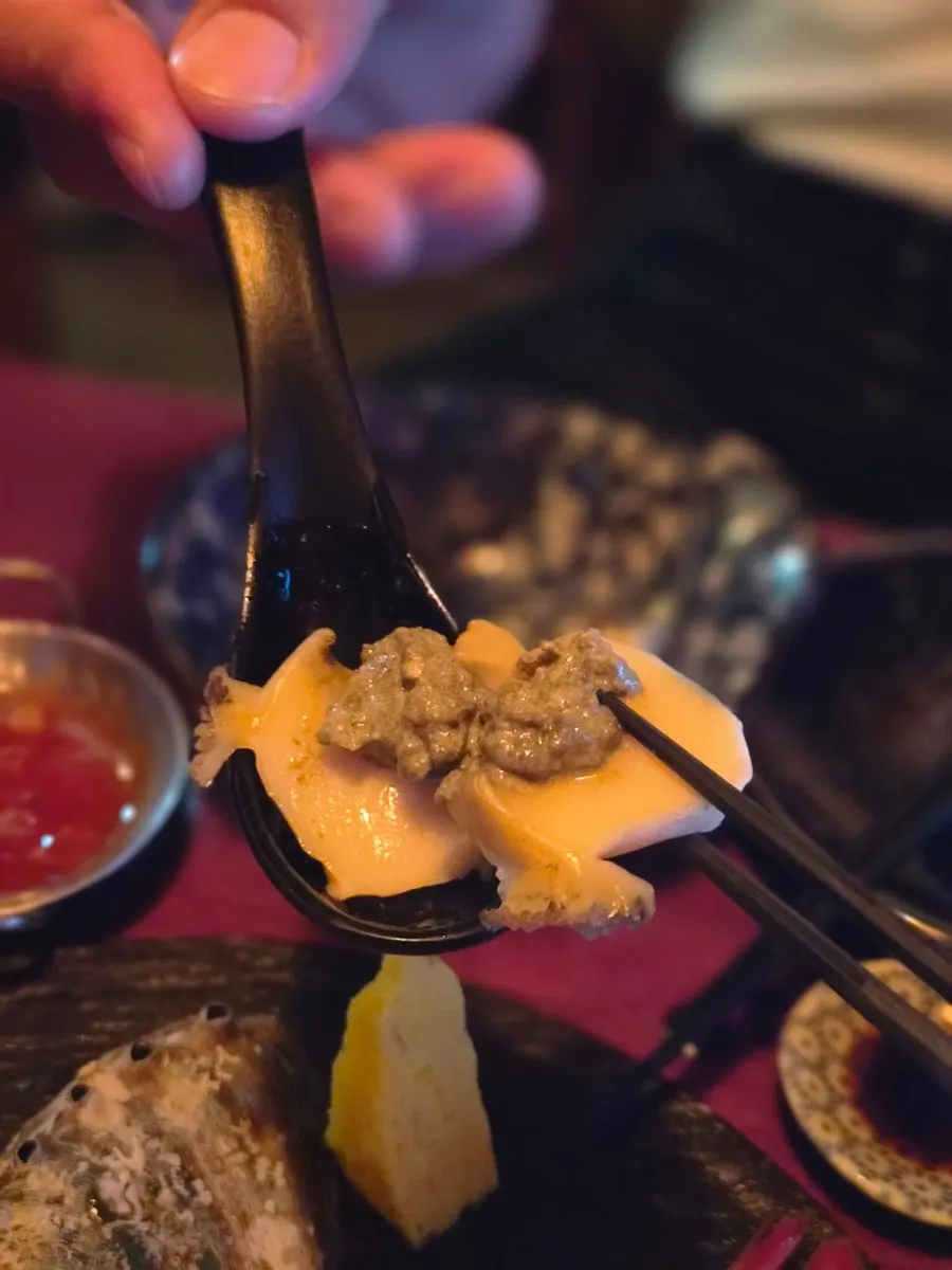게우소스를 올린 전복 사시미
