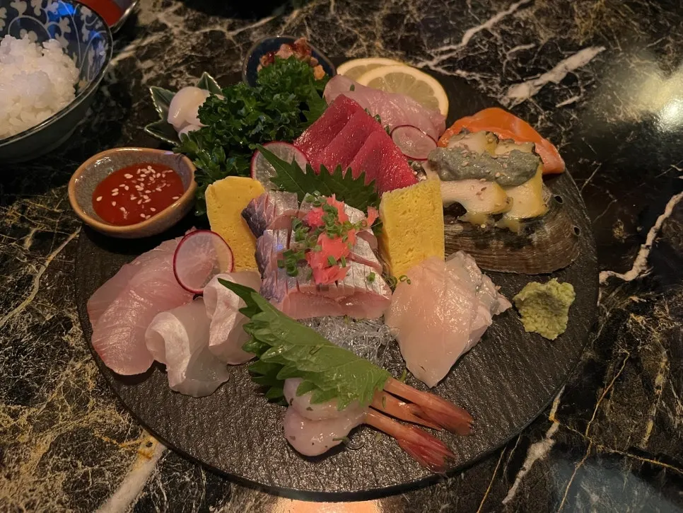Millefeuille nabe meat and vegetables dipped in sauce