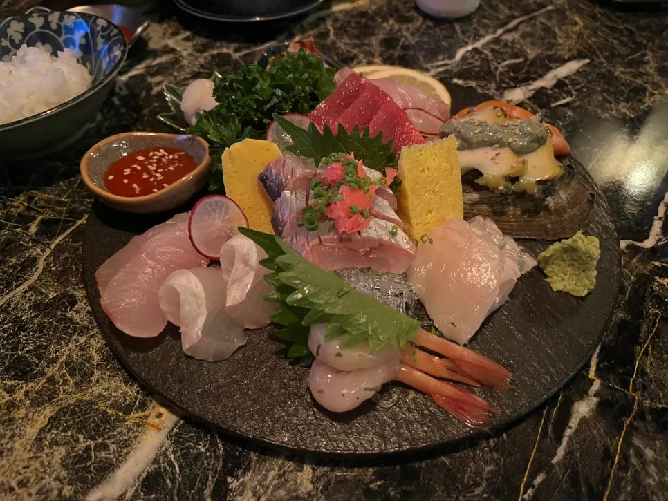 Plating of Ito's 21-piece assorted sashimi