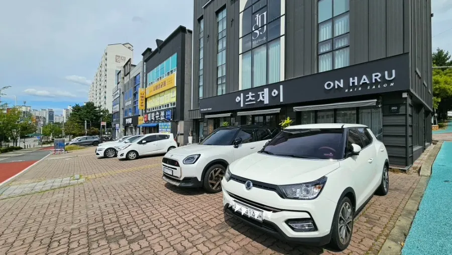 이츠제이 청주점 건물 앞 주차 공간