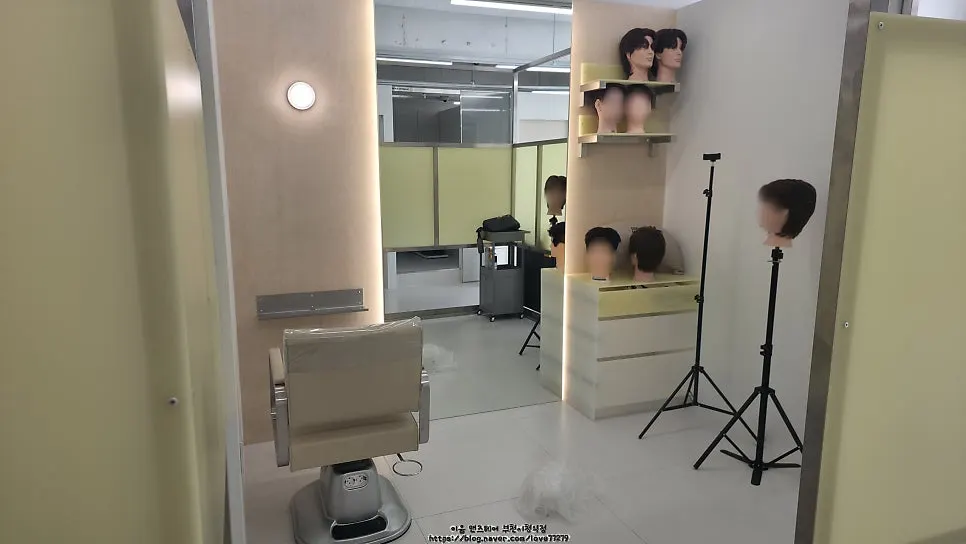隣の席と分離されたメンズヘアの個室施術ルーム