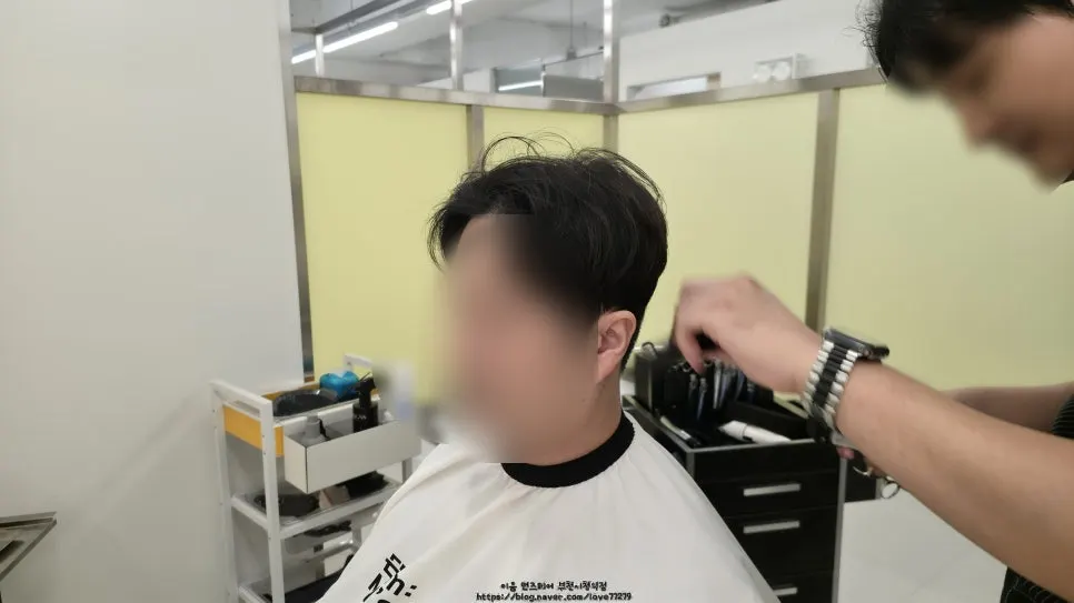パーマ後にドライと髪のラインを整える過程