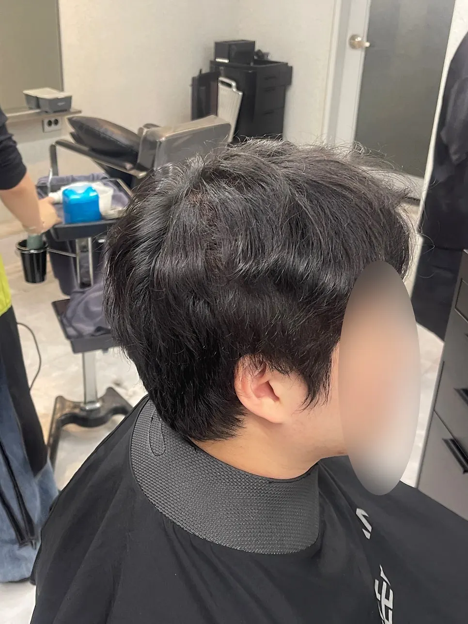 커트 전 기장이 길어진 남자 머리 상태