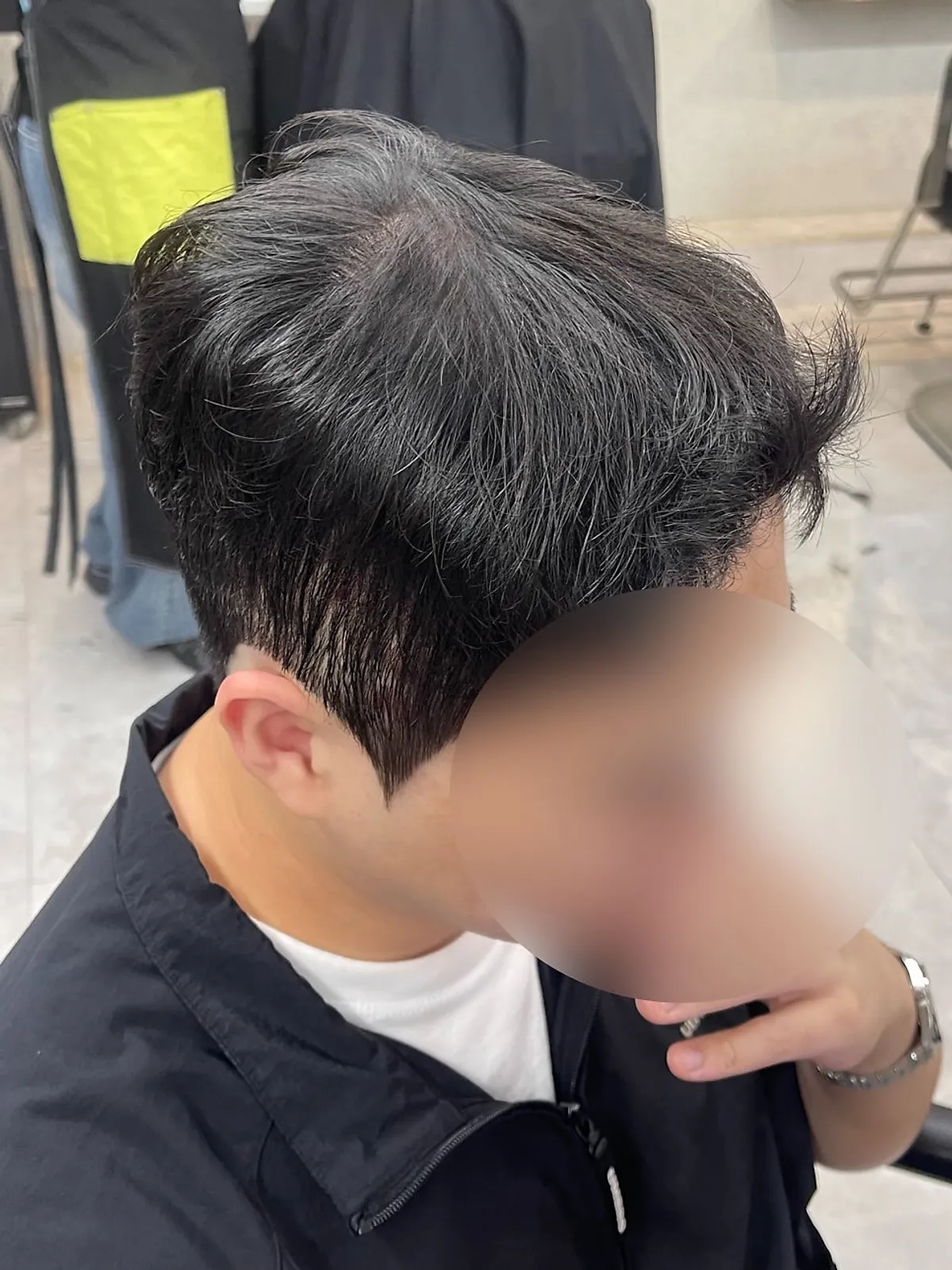 드롭컷으로 완성된 깔끔한 남자 헤어 뒷모습