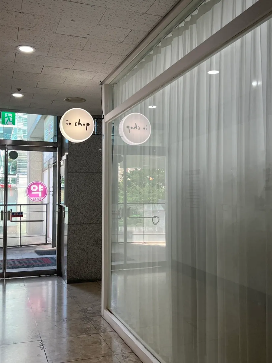 Shop location sign near the elevator