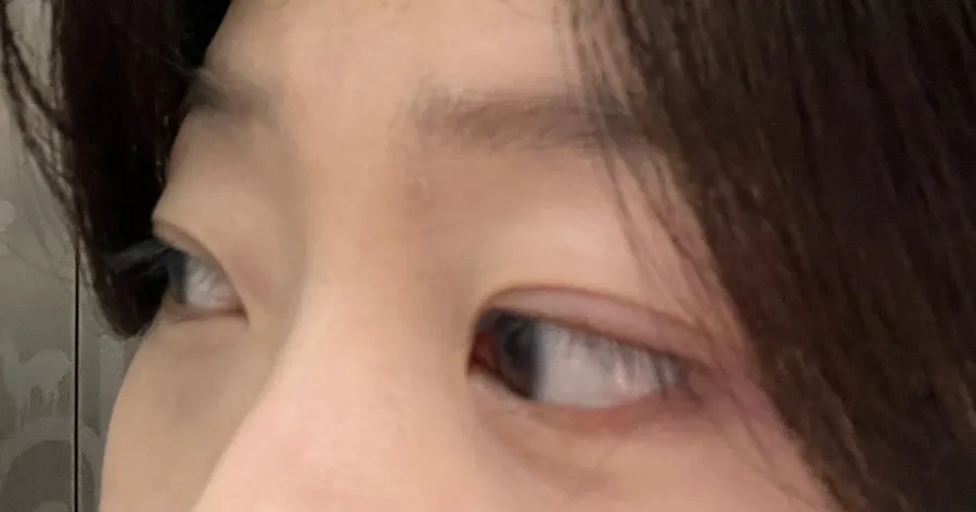 Close-up of droopy straight lashes before the lift