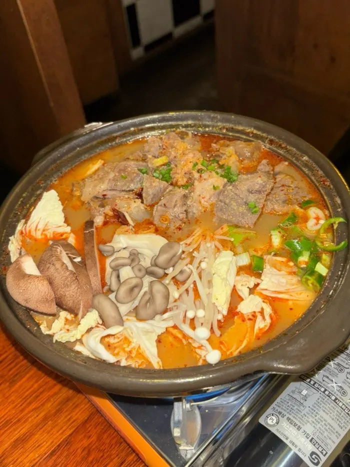 보글보글 끓고 있는 얼큰스지나베